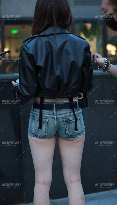 偶遇金枝玉叶的潮流热裤翘臀美眉[HQ-5FZ9]