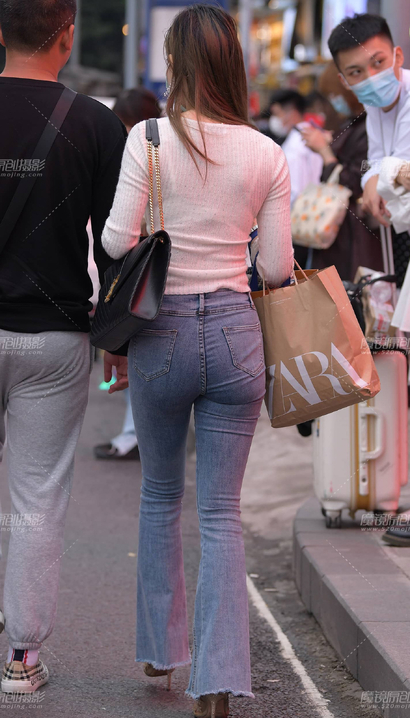 街拍饱满圆润的潮流紧身牛仔裤大长腿美眉[VA-U011]