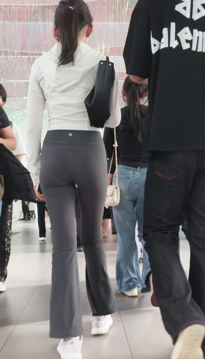 【视频】一位闭月羞花的时髦紧身裤宽臀御姐[LS-N1MF]