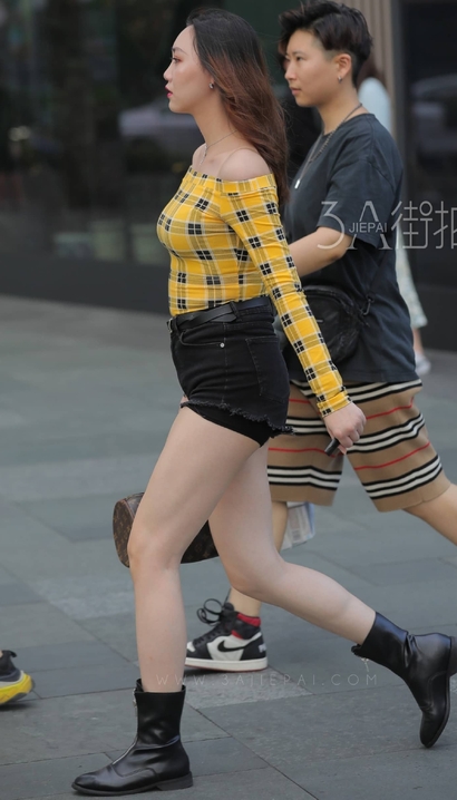 街拍妍姿艳质的气质热裤圆臀美女[EK-7554]
