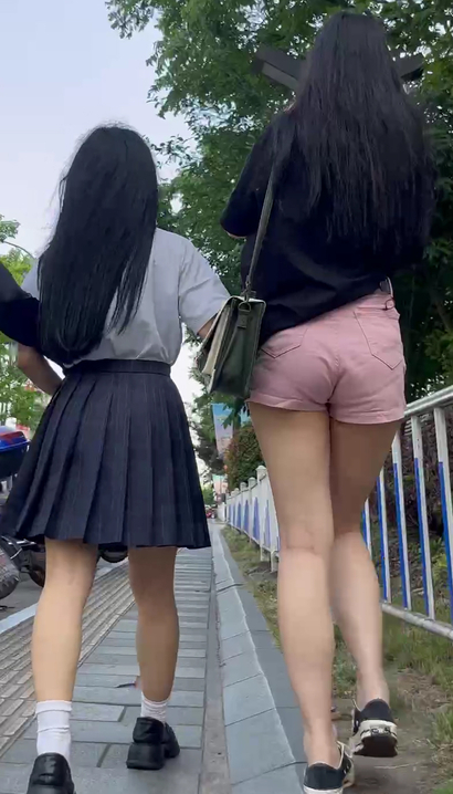 【视频】一位香肌玉肤的潮流热裤大长腿辣妹[SO-BRQR]