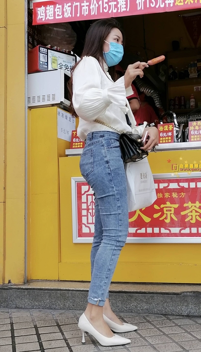 一位肤如凝脂的时髦牛仔裤美腿女孩[JW-9BY6]