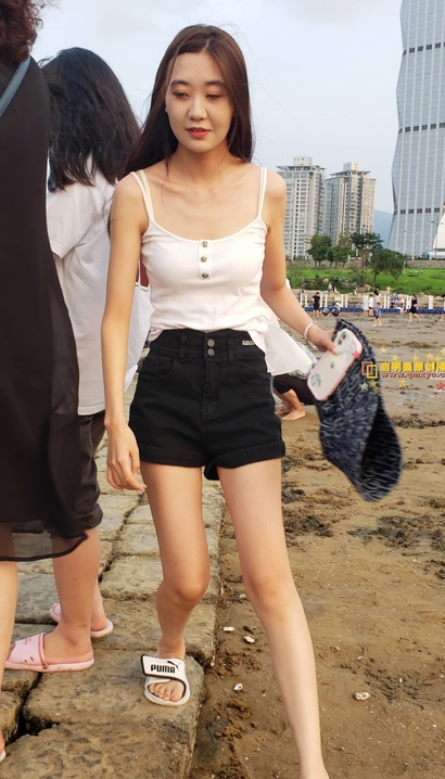 街拍楚楚动人的潮流热裤长腿美眉[OU-B43W]