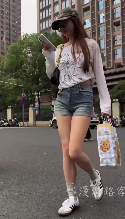 【视频】偶遇美撼凡尘的气质热裤美臀靓女[YE-7FXD]