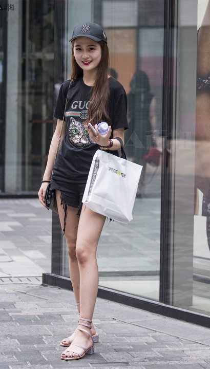 偶遇明目皓齿的时尚热裤美臀靓女[LN-TJXB]