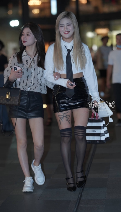 抓拍倾国倾城的时尚裹臀裙长腿女孩[KX-HYGA]