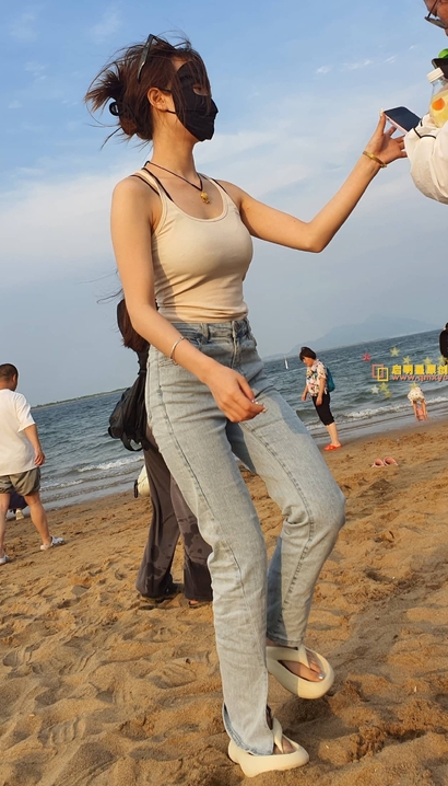 一个秀丽端庄的潮流牛仔裤大长腿御姐[EL-AV51]