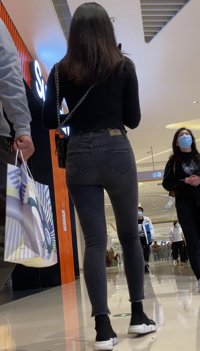 【视频】街拍亭亭玉立的极品牛仔裤美臀女孩[QM-6GKH]