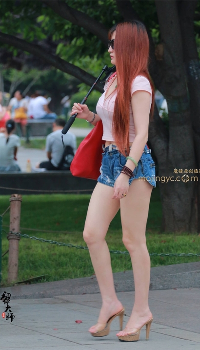 街拍楚楚动人的气质热裤丰臀靓女[GJ-7471]