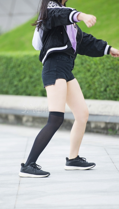 抓拍花容月貌的小清新热裤长腿靓女[AB-G5T5]