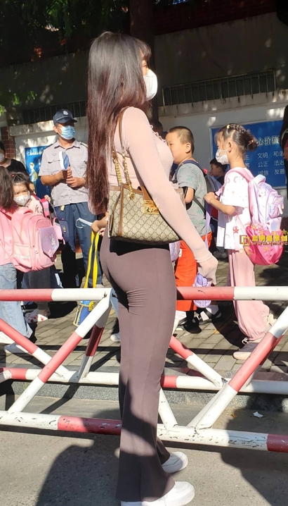 街拍绝色美人的气质紧身裤翘臀美眉[SF-YX54]