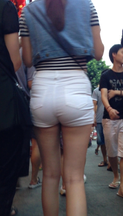 【视频】抓拍柳眉杏眼的极品优美衣着宽臀小姐姐[XL-XX25]