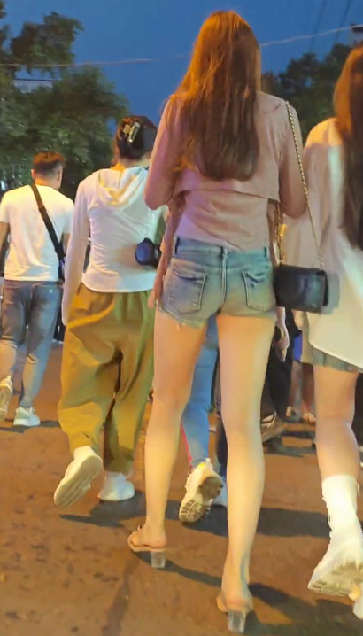 【视频】街拍桃羞杏让的性感热裤宽臀美眉[LE-BI92]