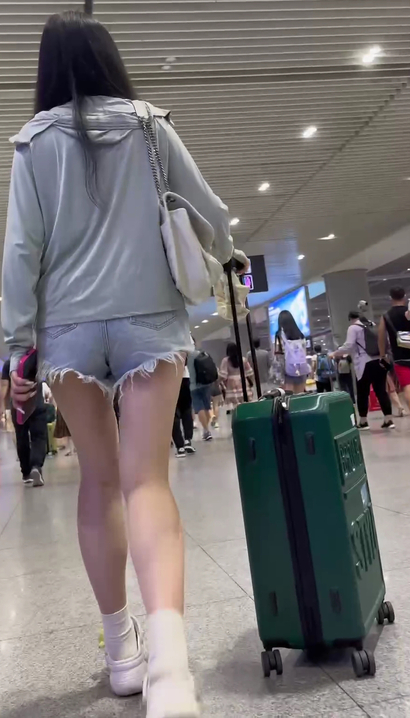 【视频】抓拍美目盼兮的时髦热裤翘臀靓女[VD-OZ46]