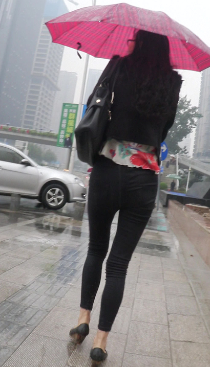 【视频】抓拍青春活力的前卫雅致服饰紧臀美眉[MF-4B31]
