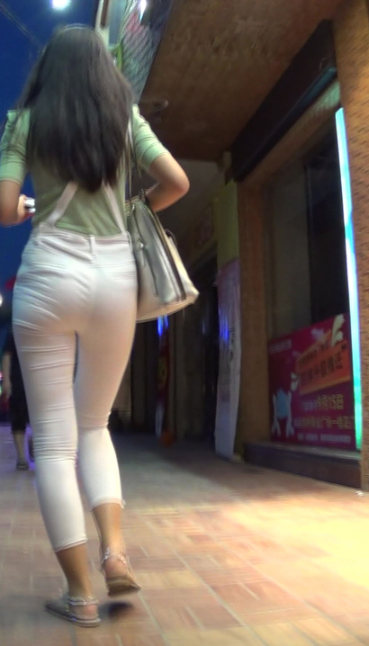 【视频】街拍身材极好的新潮紧身裤宽臀御姐[UN-NL32]