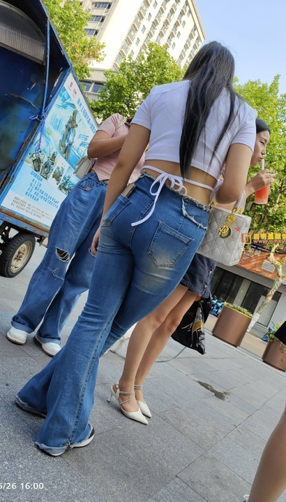 一位婉风流转的潮流紧身牛仔裤大长腿女生[HJ-A47N]