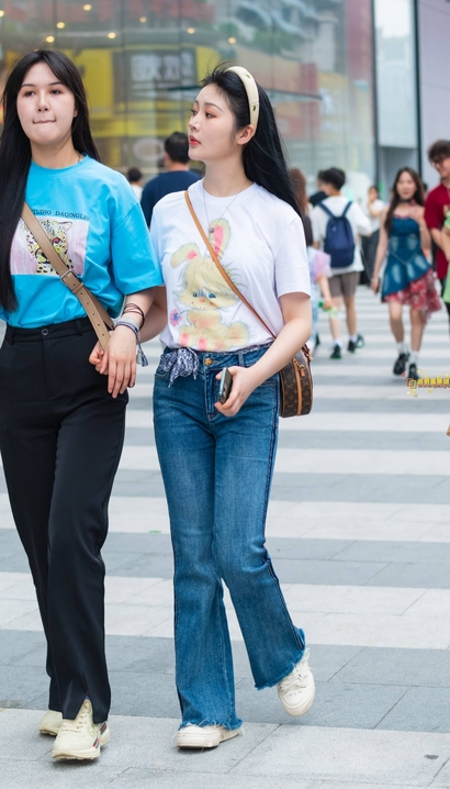 一位清艳脱俗的前卫紧身牛仔裤大长腿美眉[DZ-G63H]