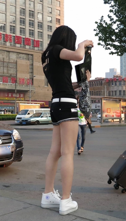 街拍国色天香的潮流热裤丰臀美女[XH-X3MC]