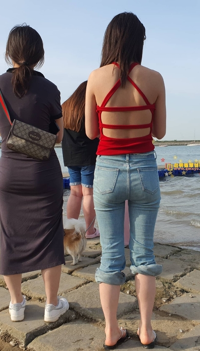 一个金枝玉叶的前卫紧身牛仔裤美臀辣妹[FE-T6A3]