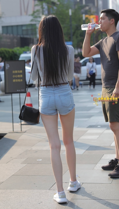 抓拍妍姿艳质的时髦热裤紧臀美眉[YC-QNT4]