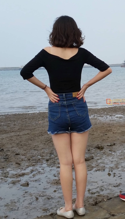街拍沉鱼落雁的时髦热裤大长腿女生[UC-4761]