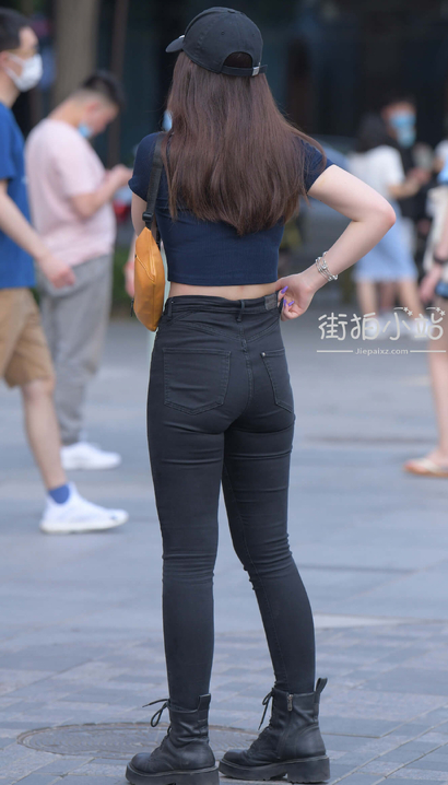 一个明艳不可方物的小清新紧身牛仔裤翘臀辣妹[WQ-517E]