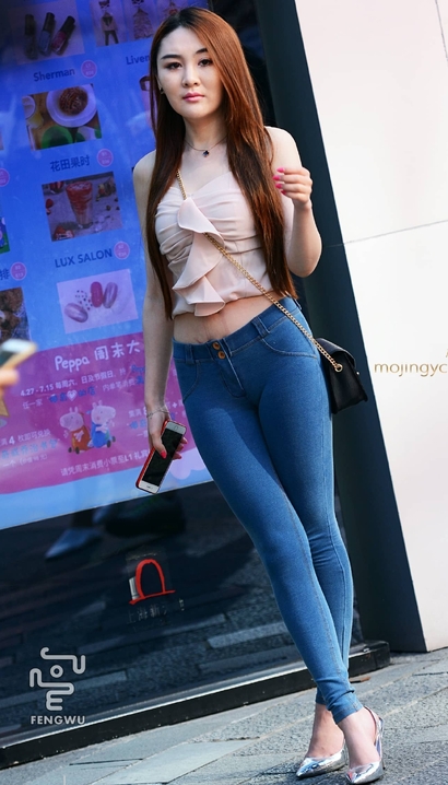 一位柳眉杏眼的新潮紧身裤宽臀御姐[RG-P83B]