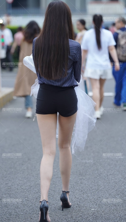 一个俏丽多姿的前卫热裤长腿女孩[YD-A41T]