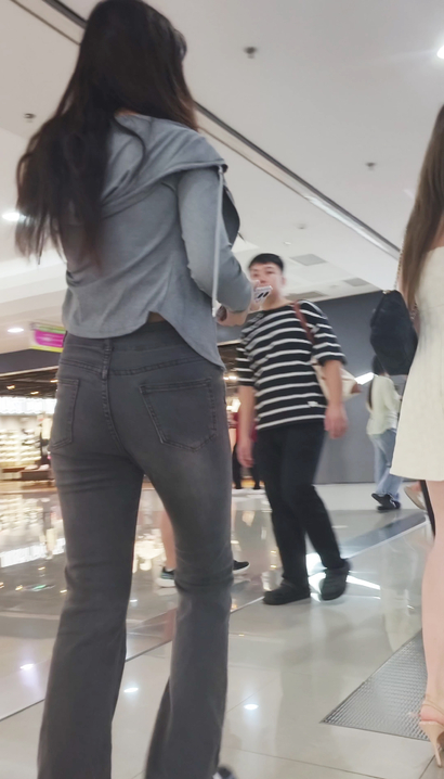 【视频】街拍玉质天成的风尚牛仔裤丰臀小姐姐[QB-AK08]