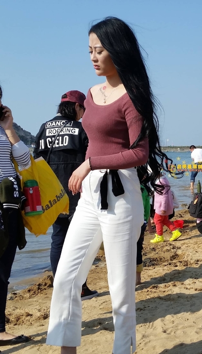 抓拍清水芙蓉的极品精美着装宽臀辣妹[KL-03UW]