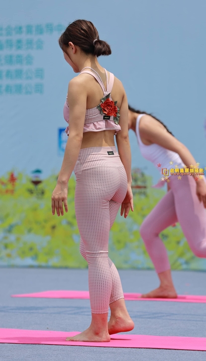 一位身姿曼妙的前卫紧身裤宽臀美女[EI-K775]