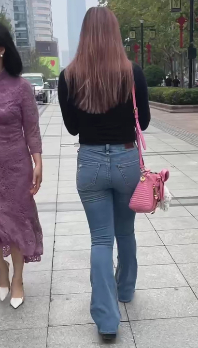 【视频】一位回头率爆表的小清新紧身牛仔裤翘臀美眉[XZ-YSD2]