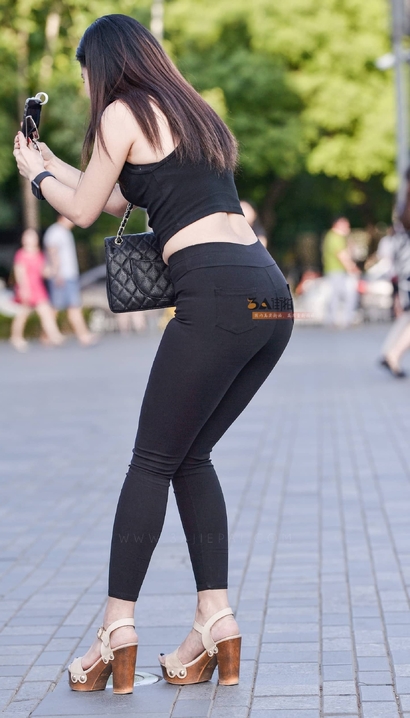 一个明艳动人的极品紧身裤紧臀美女[KS-Y833]