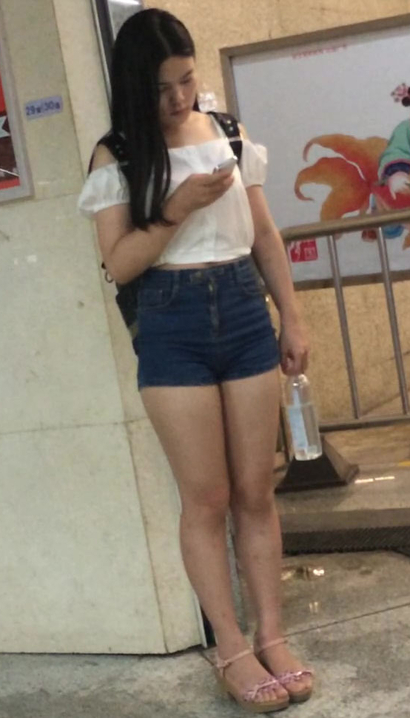 【视频】街拍姹紫嫣红的性感精美装扮紧臀美眉[TR-DH6Y]