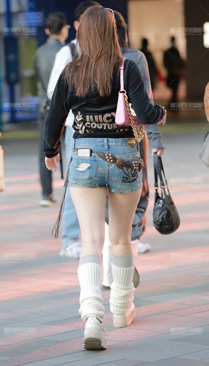 街拍如琬似花的时尚热裤长腿美眉[CN-G15Y]