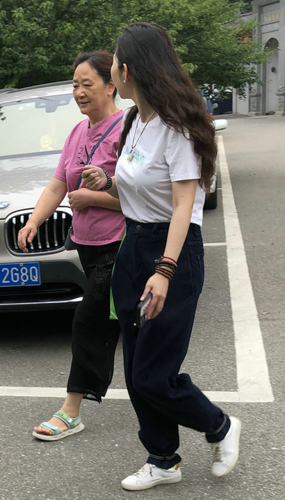 街拍清艳脱俗的前卫典雅服饰翘臀小姐姐[KQ-1Z6K]