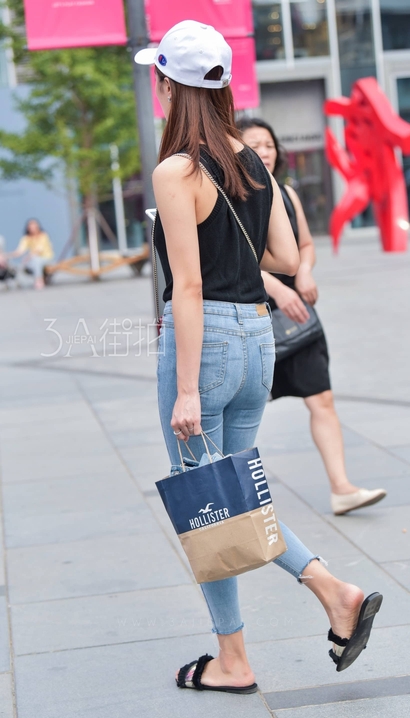 街拍聘婷秀雅的气质牛仔裤美腿女神[LK-JBJ6]