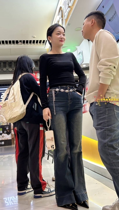 抓拍袅袅婷婷的潮流紧身牛仔裤美腿靓女[IA-E5M4]