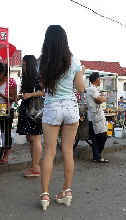 抓拍婀娜多姿的前卫热裤宽臀女生[YX-46O2]