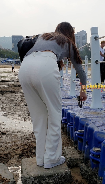 抓拍如花似玉的极品典雅穿扮美腿女孩[LO-WWYU]