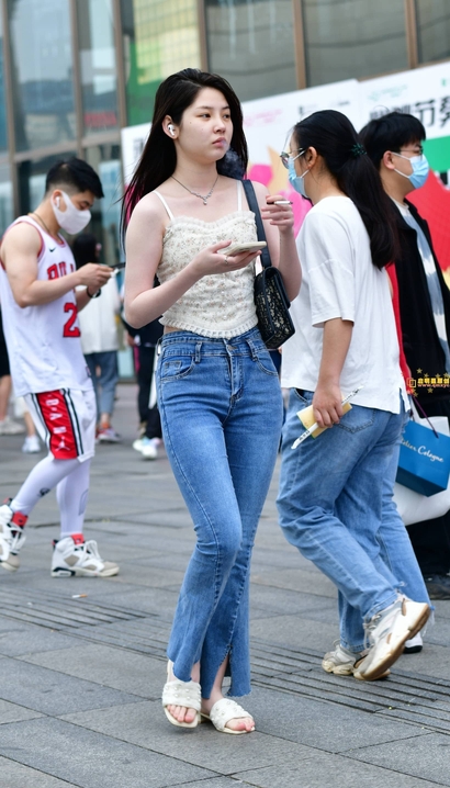一个貌若天仙的极品紧身牛仔裤紧臀靓女[VH-RZ00]