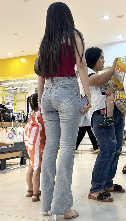 偶遇楚楚动人的风尚紧身牛仔裤紧臀美女[CB-D551]