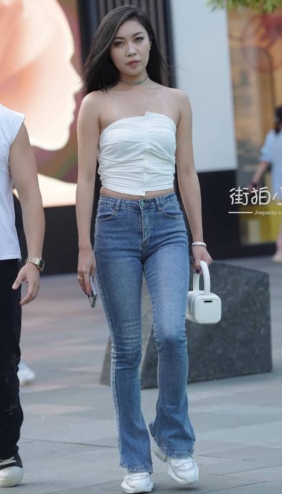 一个水灵秀气的气质牛仔裤翘臀靓女[DO-AH93]