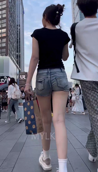 【视频】一位饱满圆润的性感热裤大长腿女神[HF-QOMV]