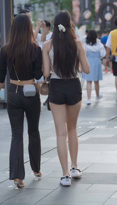 抓拍沉鱼落雁的新潮热裤长腿女孩[BR-DNAZ]