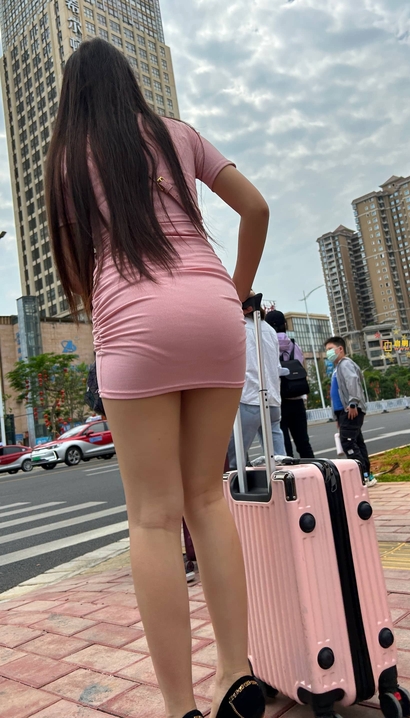 街拍风姿绰约的时尚裙子圆臀女生[HQ-4665]