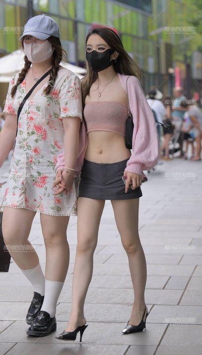 一位如花似玉的时髦小短裙紧臀美女[YE-1C9K]