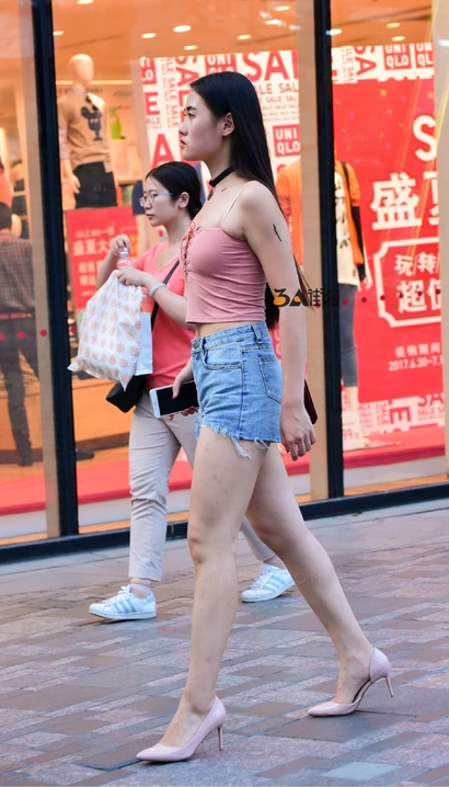 街拍月里嫦娥的小清新热裤紧臀辣妹[GU-J634]