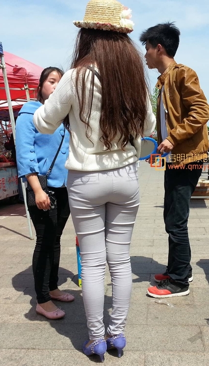 街拍貌若天仙的时髦紧身裤翘臀女神[HX-6Y38]